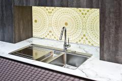 Световая стеклянная панель Vitroluce с узором из серии Pattern line, наложенным на однотонный цвет.