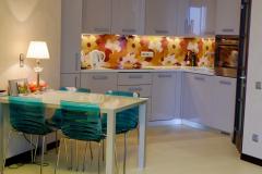 Стеновая панель Vitrodesign, декор Аллегриа, стол из стекла Kentario, декор стекла Бианко