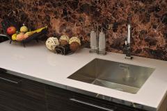 Столешница и стеновая понель выполнены из стекла Vitrodesign. Стеновая панель в декоре Маррон Имперадор, а столешница в однотонном декоре по RAL. Мойка врезана под столешницу.